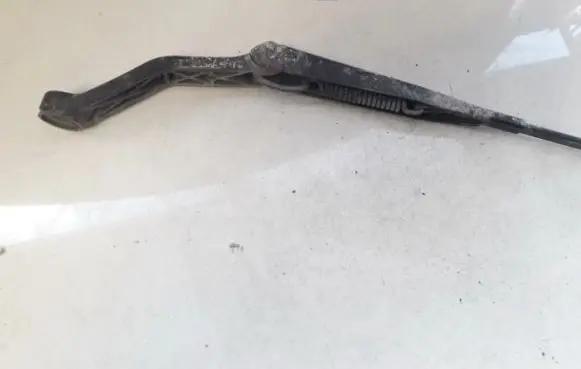 Front wiper blade arm