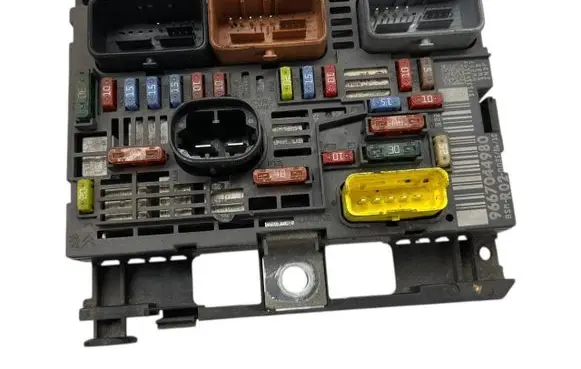 Peugeot 5008 Fuse module 9667044980