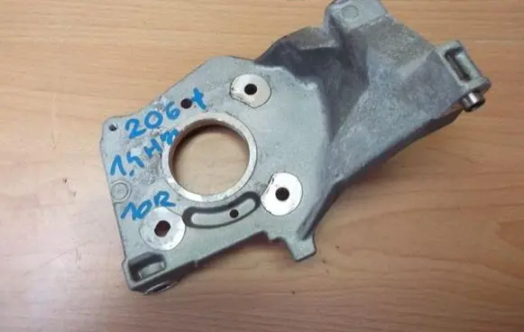 Peugeot 206 Engine mounting bracket