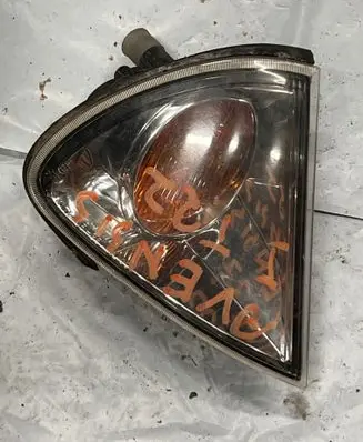 Toyota Avensis T220 Front indicator light