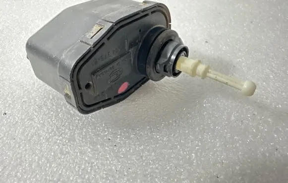 Audi 80 90 S2 B4 Headlight level adjustment motor 8A0941295