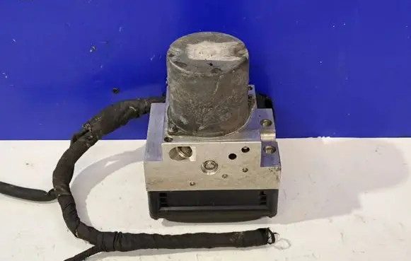Mercedes-Benz E C207 W207 ABS Pump A2124312212