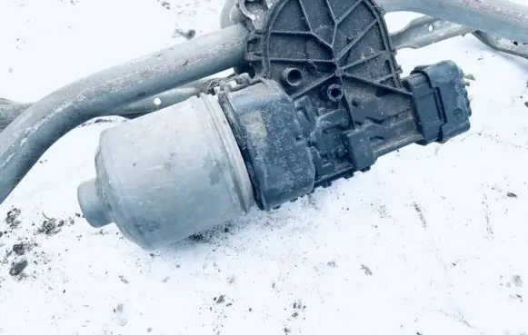 Peugeot 207 Wiper motor 0390241540