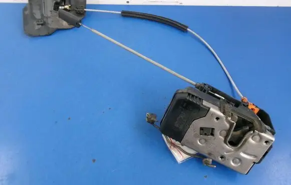 Opel Meriva A Front door lock 13154791GE