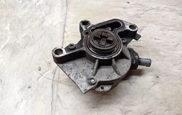 Volkswagen Golf IV Vacuum pump 038145101B