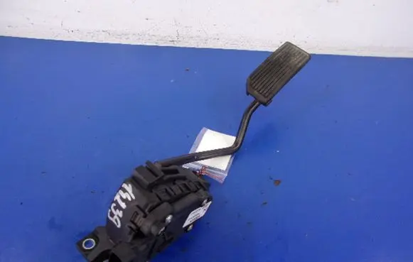 Nissan Almera Tino Accelerator throttle pedal 18002AU410