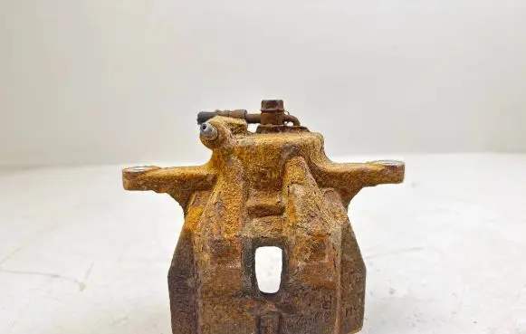 Toyota Urban Cruiser (XP110) Front brake caliper