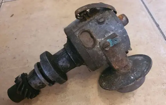 Volkswagen Golf I Spark distributor 026905205A 0237024003