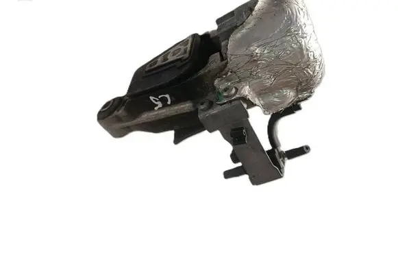 Engine mount vacuum valve