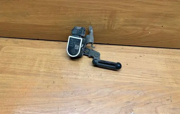 Headlight/headlamp level sensor