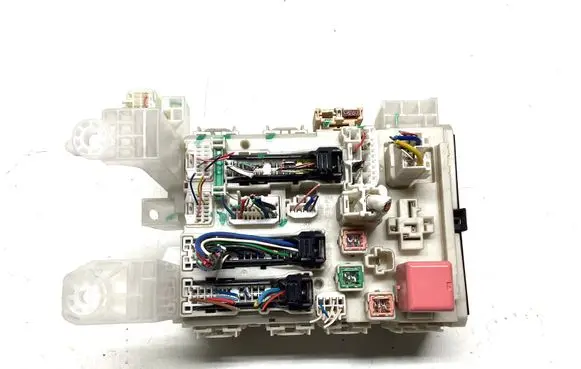 Toyota Avensis T270 Fuse module 8273005150 13989F15