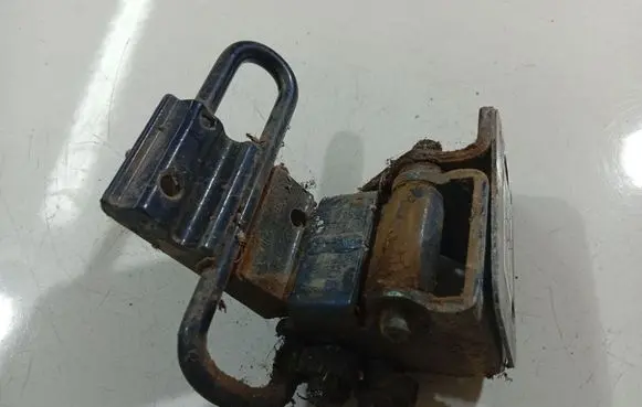 Volkswagen PASSAT B5 Rear door lower hinge 3B4833411B