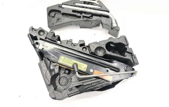 Audi Q7 4L Tool set 4L0012113E
