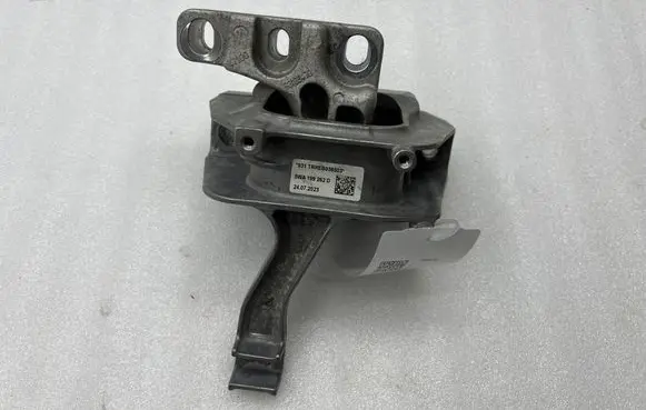 Engine mount bracket