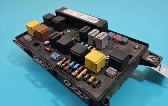 Opel Zafira B Fuse box set 13206754 IMPRK1508578
