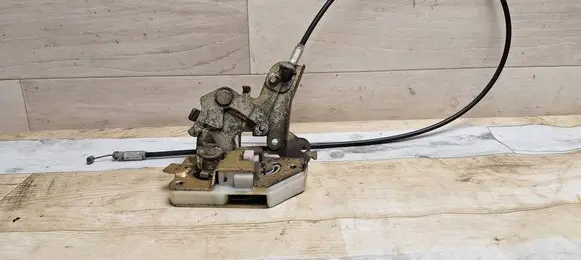 Toyota Previa (XR30, XR40) II Rear door lock