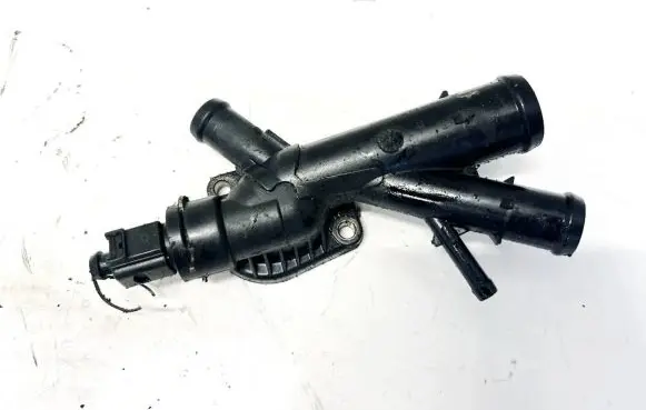Volkswagen Touran II Engine coolant pipe/hose