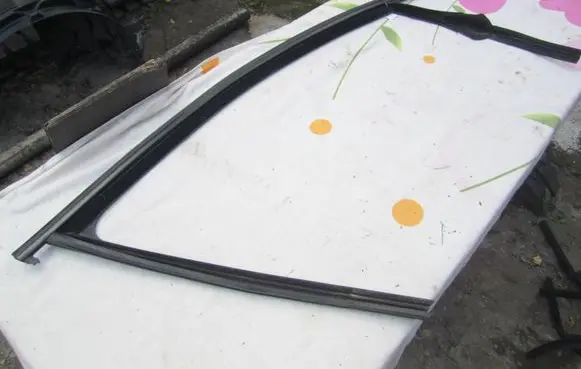 Volkswagen Golf VI Rubber seal front door window/glass 5K4837432B