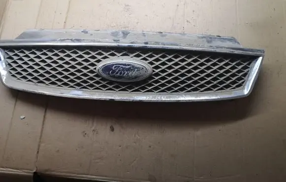 Ford Focus C-MAX Front bumper upper radiator grill 3M51R8138