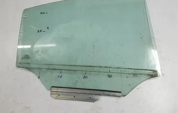 Toyota Avensis T270 Sliding door window/glass 