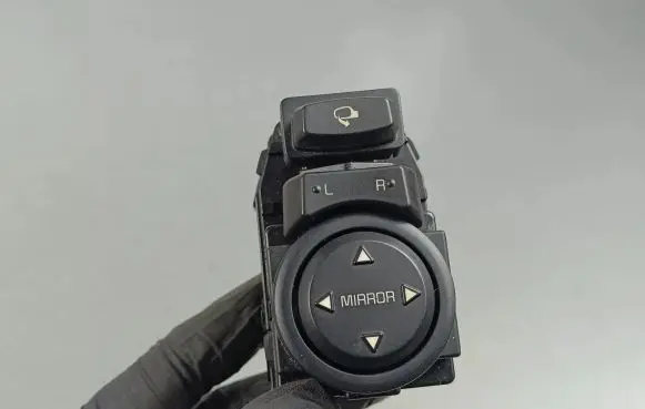 Wing mirror switch