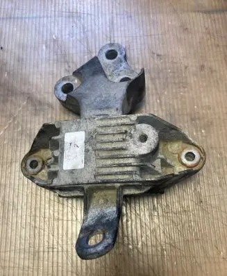 Chevrolet Orlando Engine mount bracket V06202