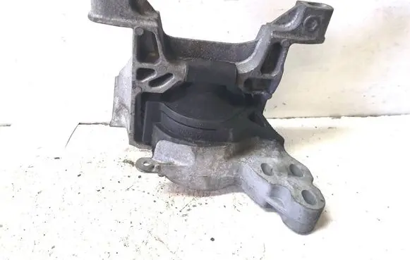 Mazda CX-5 Engine mount bracket K1442