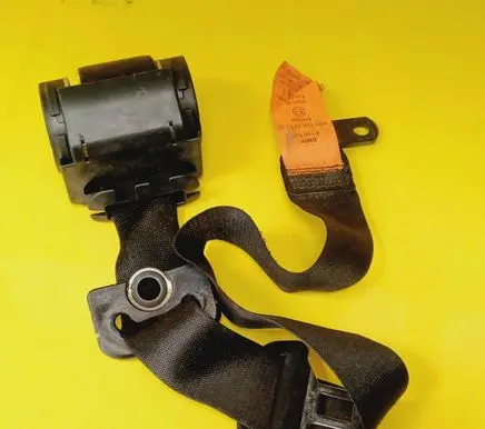 BMW 7 E38 Front seatbelt 8198571