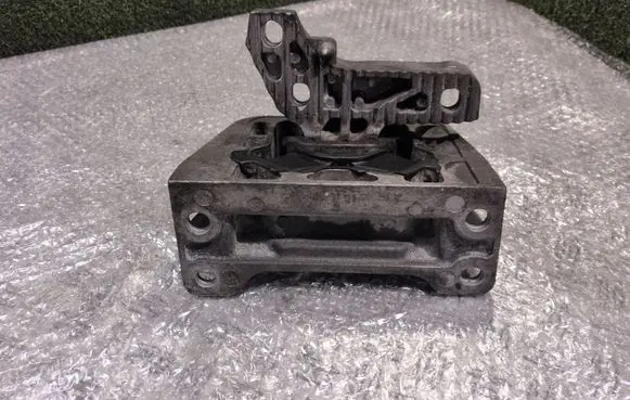 Renault Master III Engine mount bracket 112108180R