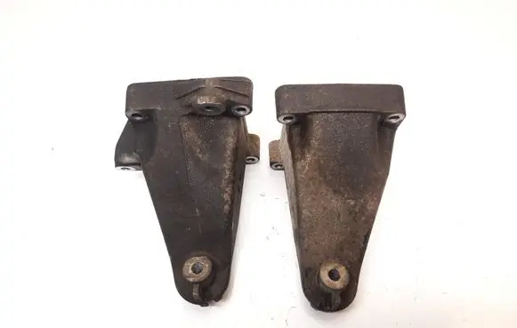 Engine mounting bracket