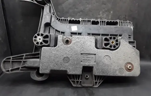 Volkswagen PASSAT B7 Battery tray 1K0915333 1K0915325B 1K0915325