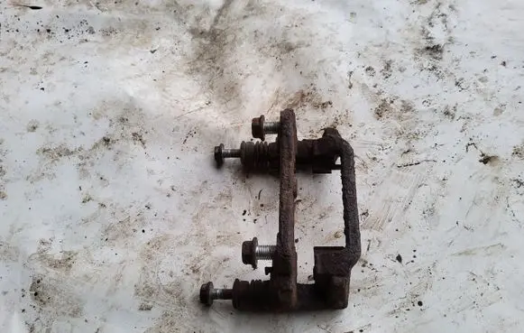 Toyota Corolla Verso E121 Brake caliper pad carrier rear 