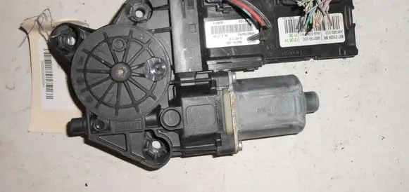 Renault Megane III Front door window regulator motor 807310246R