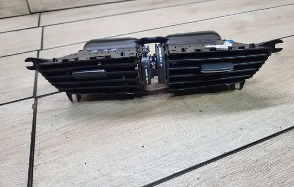 Mercedes-Benz C W204 Dash center air vent grill A2048308454
