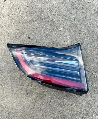 Tesla Model 3 Tailgate rear/tail lights 1502088-00-B