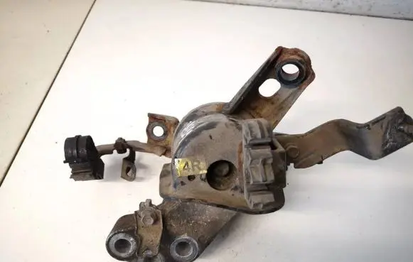 Toyota Auris 150 Engine mount bracket