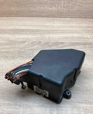 Volkswagen PASSAT B5 Fuse module 2450940