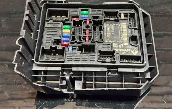 Renault Clio V Fuse box set 284B74633R