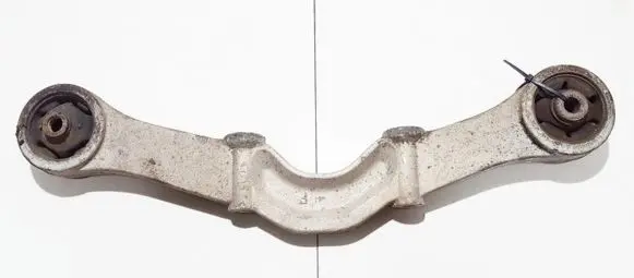 Mitsubishi Pajero Engine mount bracket mr374677