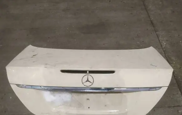 Mercedes-Benz E W211 Tailgate/trunk/boot lid GELTONAS