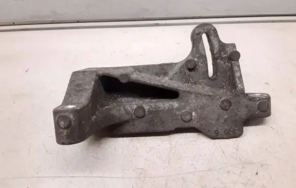 Honda CR-V Generator/alternator bracket 