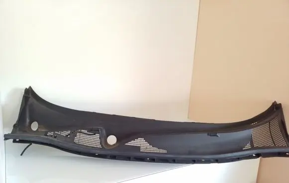 Nissan Juke I F15 Windshield trim 668621KEOA LG025311100