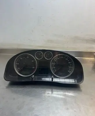 Volkswagen PASSAT B5.5 Speedometer (instrument cluster) 3B0920849A
