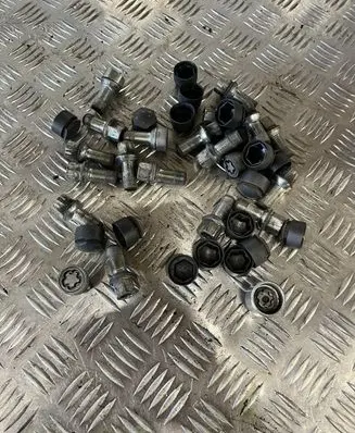 Audi A3 8Y Anti-theft wheel nuts and lock VW26034