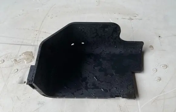 Center/middle under tray cover