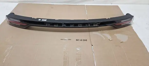 Porsche Cayenne (92A) Rear light center trim bar blend 9Y0945081F