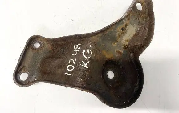 Hyundai Trajet Engine mounting bracket