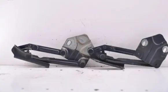 Engine bonnet/hood hinges