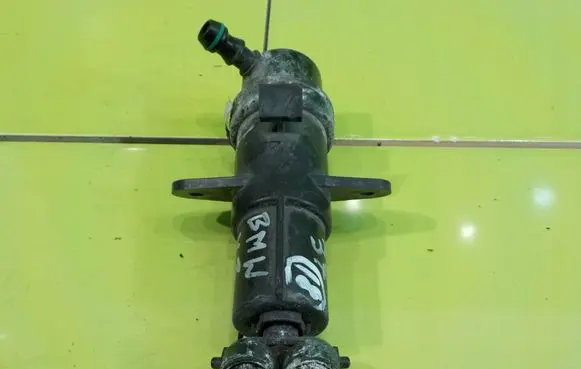 BMW X3 E83 Headlight washer pump PRZOD