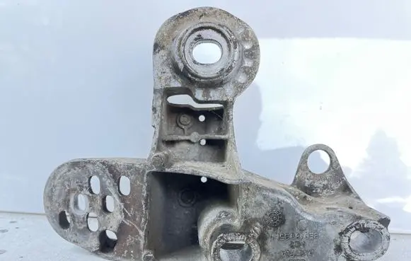 Audi A4 S4 B5 8D Engine mounting bracket 8E0199351